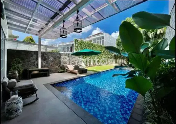 image RUMAH ASRI 2 LANTAI DENGAN TAMAN YANG LUAS DITENGAH KOTA JAKARTA. (1)