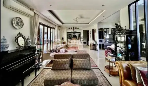 image RUMAH ASRI 2 LANTAI DENGAN TAMAN YANG LUAS DITENGAH KOTA JAKARTA. (7)