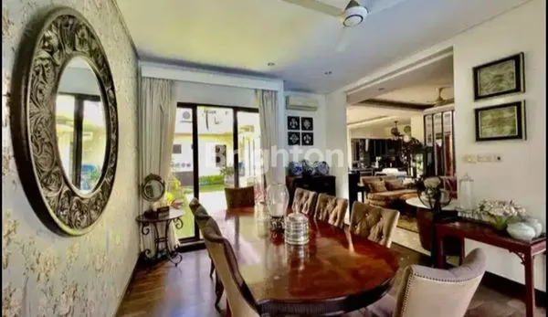 image RUMAH ASRI 2 LANTAI DENGAN TAMAN YANG LUAS DITENGAH KOTA JAKARTA. (4)