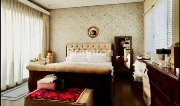 image RUMAH ASRI 2 LANTAI DENGAN TAMAN YANG LUAS DITENGAH KOTA JAKARTA. (5)