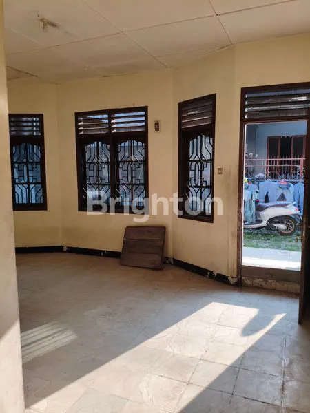 image RUMAH KONTRAKAN 3 PINTU STRATEGIS DI PERKUTUT HELVETIA (2)