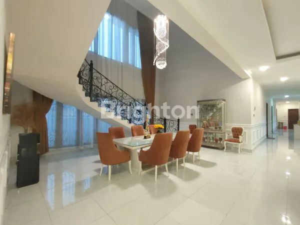 RUMAH INDAH BESAR JUAL MURAH,LEBAR DEPAN 37M,PANJANG KE BELAKANG 14,5M, JL PRAMUKA,MOJOLABAN