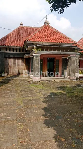 VILLA MEWAH PINGGIR JALAN DI BANDUNGAN