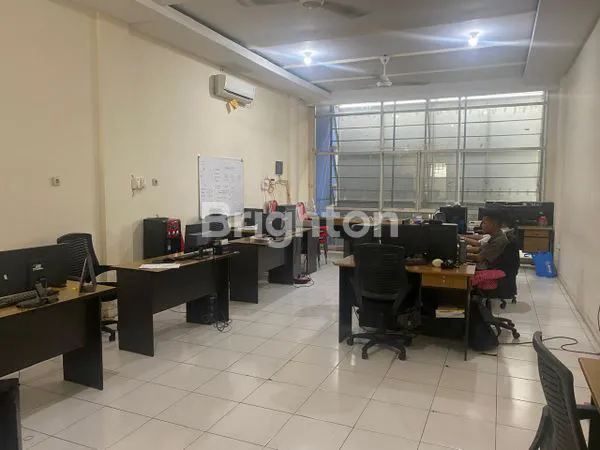 image MURAH DI BAWAH HARGA APPRAISAL! RUKO 4 LANTAI DI TENGAH KOTA SURABAYA DALAM KOMPLEK RUKO LANDMARK JALAN INDRAGIRI, SIAP PAKAI CUMA 6.5M (3)
