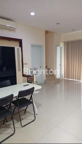 image RUMAH 2 LANTAI CANTIK DI GREEN LAKE CITY, LOKASI STRATEGIS, DEKAT TOL, PASAR, SEKOLAH, BANK, KULINER DI JAKARTA BARAT (1)