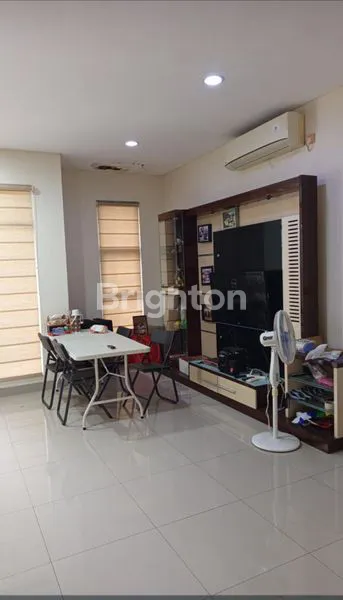 image RUMAH 2 LANTAI CANTIK DI GREEN LAKE CITY, LOKASI STRATEGIS, DEKAT TOL, PASAR, SEKOLAH, BANK, KULINER DI JAKARTA BARAT (3)