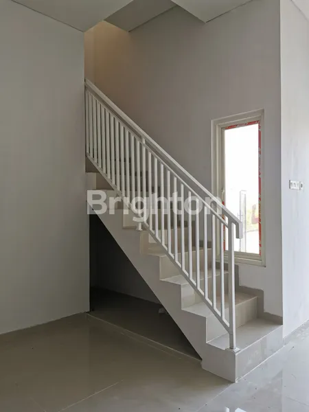 image RUMAH 2 LANTAI DI JALAN MODERN TENGAH SURABAYA (7)