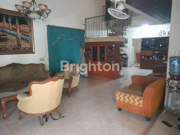 image RUMAH 2 LANTAI STRATEGIS DEKAT SEKOLAH, MALL, DAN KULINER DI PETOJO UTARA (6)