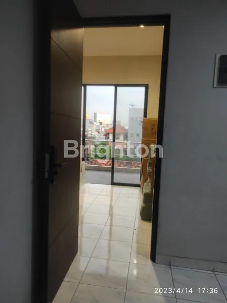 image RUMAH MEWAH PADEMANGAN UK 12X18 AKSES JALAN 2 MOBIL 11 KT 5 KM SEMI FURNISH HADAP UTARA JAKARTA UTARA (2)