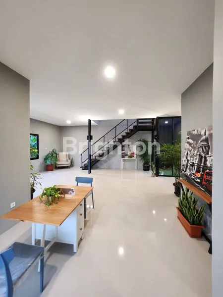 image RUMAH CAKEP BENER INDUSTRIAL MODERN CIATER PERMAI BSD (4)