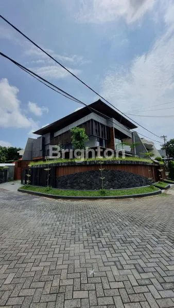 image RUMAH BARU GRESS POSISI CORNER AREA MANYAR MODEL TROPICAL HOUSE DENGAN WATERFALL, CIAMIK WES (1)