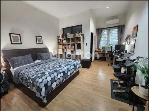 image RUMAH MODERN 3 LANTAI DILOKASI STRATEGIS DI SLIPI, JAKARTA BARAT.  (5)