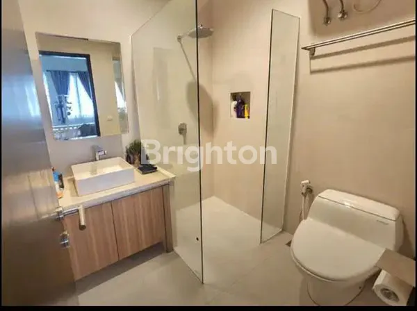 image RUMAH MODERN 3 LANTAI DILOKASI STRATEGIS DI SLIPI, JAKARTA BARAT.  (7)