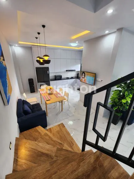 image RUMAH 2 LANTAI FULLY FURNISHED DI PERERENAN, DEKAT PANTAI DAN FASILITAS KOTA (2)