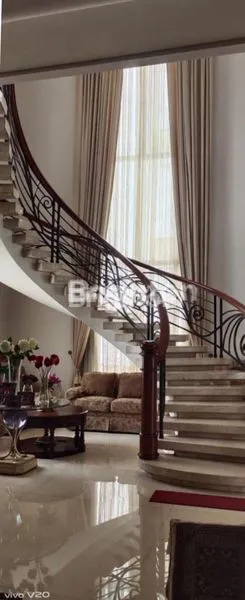 image RUMAH MEWAH DAN EXCLUSIVE GAYA EROPA TIGA LANTAI PLUIT JAKARTA UTARA (2)