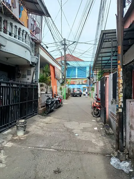 image DIJUAL CEPAT! RUMAH 2½ LANTAI DEKAT RSUD CENGKARENG, SHM, BEBAS BANJIR (2)