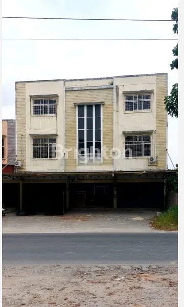 image RUKO 3 LANTAI STRATEGIS SEMI-FURNISHED DI PUSAT KOTA PEKANBARU (1)