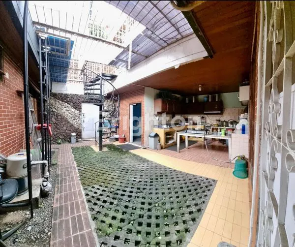 image RUMAH LUAS DI LOKASI STRATEGIS SALEMBA, JAKARTA PUSAT. (2)