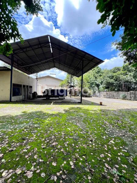 TANAH DAN GUDANG LUAS LOKASI STRATEGIS DI SIMPANG LAMPU MERAH KM 9 PALEMBANG.