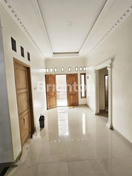 image RUMAH 3 LANTAI DEKAT STASIUN MRT CIRENDEU  (2)