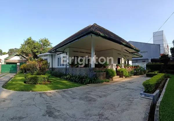 image RUMAH ASRI TERAWAT DI JL DIPATIUKUR  BANDUNG (1)