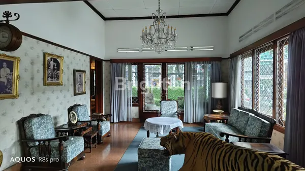 image RUMAH ASRI TERAWAT DI JL DIPATIUKUR  BANDUNG (2)