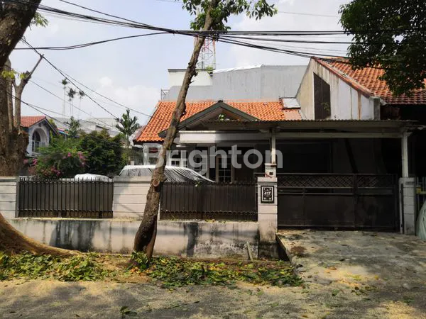image RUMAH HOOK DEKAT MALL DAN UNIVERSITAS TERNAMA DI TANJUNG DUREN, JAKARTA BARAT (1)