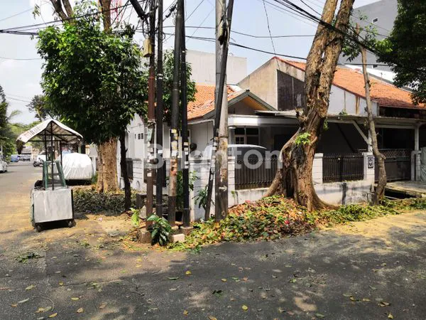 image RUMAH HOOK DEKAT MALL DAN UNIVERSITAS TERNAMA DI TANJUNG DUREN, JAKARTA BARAT (2)