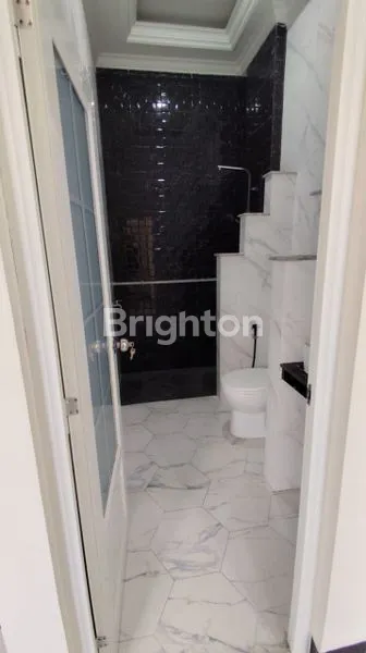 image RUMAH CLASSIC MODERN MEWAH 3 LANTAI – NYAMAN & STRATEGIS DI JAGAKARSA (5)