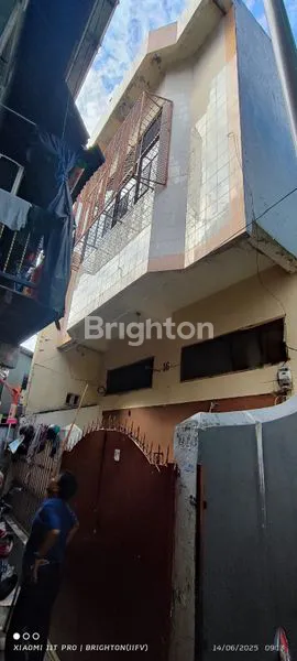 KOST STRATEGIS 3 LANTAI BELAKANG GEREJA YHS LATIMOJONG, AKSES GANDA