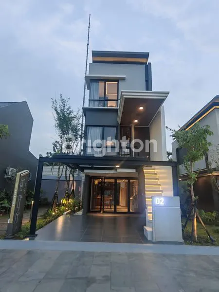 image RUMAH TERBARU DAN VIRAL 3 LANTAI DI LEGOK (1)