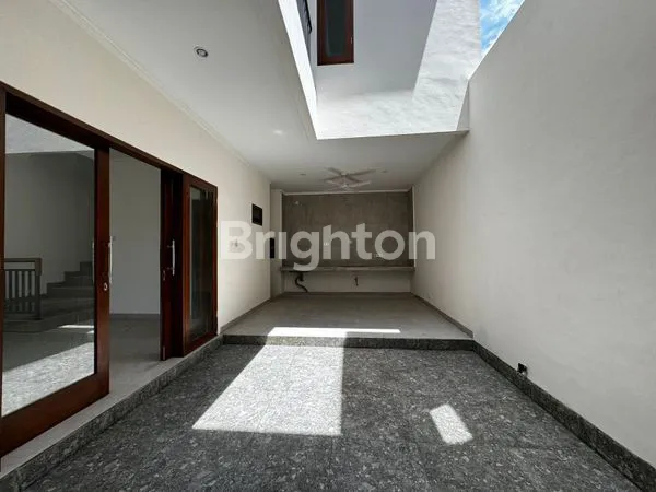 image DISEWAKAN RUMAH SEMINYAK KAWASAN ELITE (7)