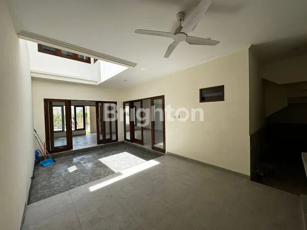 image DISEWAKAN RUMAH SEMINYAK KAWASAN ELITE (6)