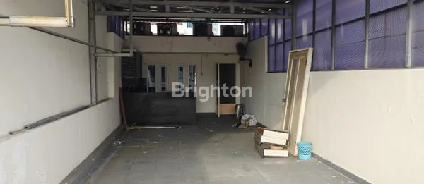 RUMAH TAMAN RATU 4 LANTAI . SIAP HUNI. JAKARTA BARAT