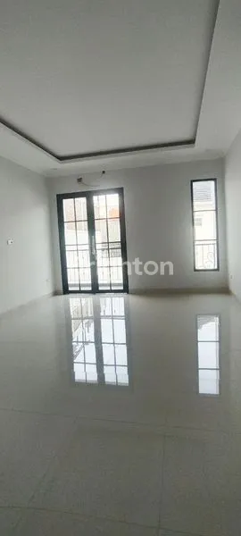 image RUMAH BARU 3 LANTAI TOWN HOUSE RAGUNAN JAKARTA SELATAN (6)