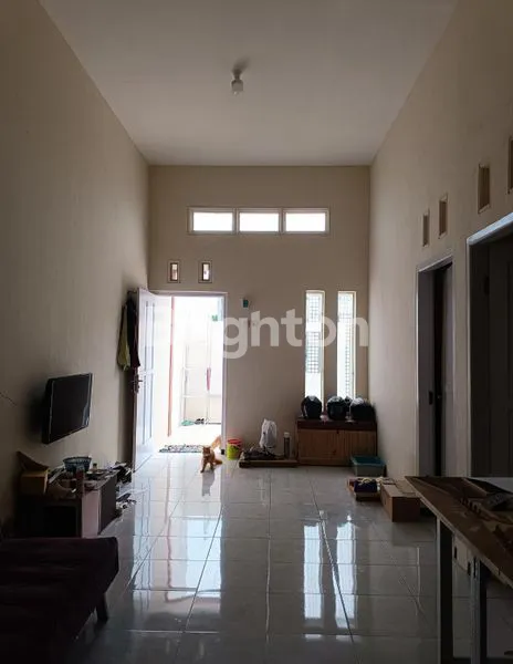 image RUMAH CANTIK SIAP HUNI LOKASI STRATEGIS DI TULUNG AGUNG (8)