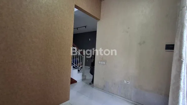 image RUMAH MEWAH 2 LANTAI SIAP HUNI DI KOTA MALANG (2)