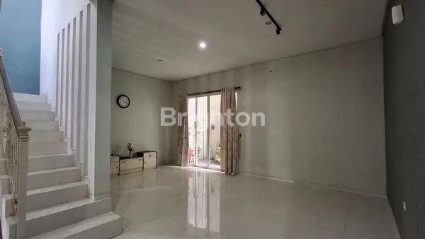 image RUMAH MEWAH 2 LANTAI SIAP HUNI DI KOTA MALANG (3)