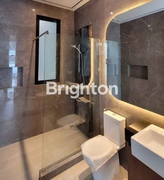 image RUMAH MODERN TROPIS MEWAH DENGAN SENTUHAN KONTEMPORER 2 LANTAI DI MANYAR KERTOADI JALAN UTAMA, AKSES DEKAT GALAXY MALL, DHARMAHUSADA, TENGAH KOTA, MERR (4)