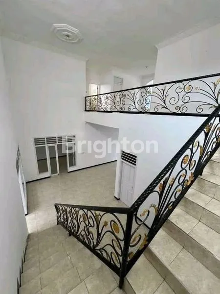 image RUMAH MEWAH DAN ELEGANG DI PUCANG SURABAYA (4)