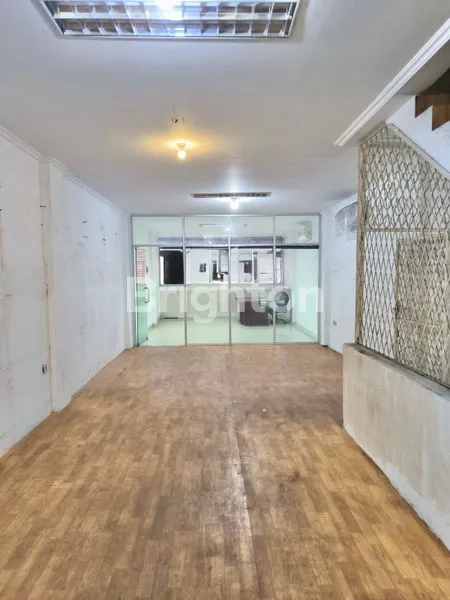 image RUKO 4 LANTAI TERAWAT SIAP HUNI DI MANGGA DUA RAYA (2)