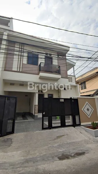 image RUMAH 2.5 LANTAI ROW JALAN  MOBIL LEGA BEBAS BANJIR DURI KEPA (1)