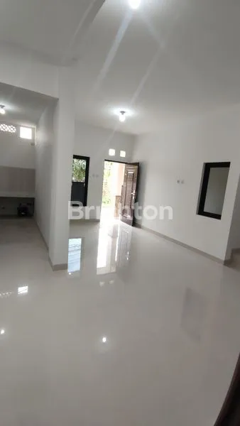 image RUMAH 2.5 LANTAI ROW JALAN  MOBIL LEGA BEBAS BANJIR DURI KEPA (2)
