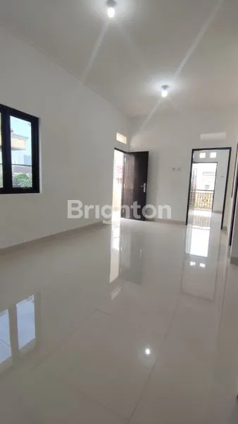 image RUMAH 2.5 LANTAI ROW JALAN  MOBIL LEGA BEBAS BANJIR DURI KEPA (3)