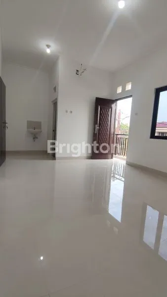 image RUMAH 2.5 LANTAI ROW JALAN  MOBIL LEGA BEBAS BANJIR DURI KEPA (5)