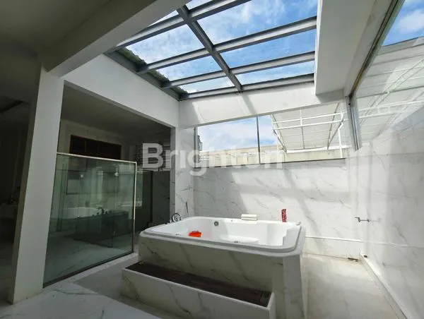 image RUMAH LUAS ADA KOLAM RENANG LUMAJANG (8)