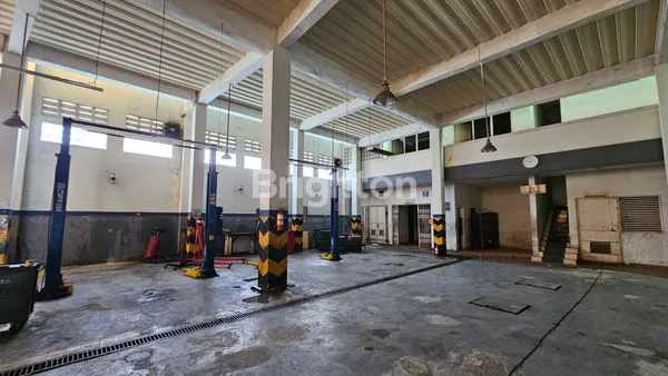 image DIJUAL GEDUNG EX SHOWROOM DAN BENGKEL MOBIL DI DEPOK (2)