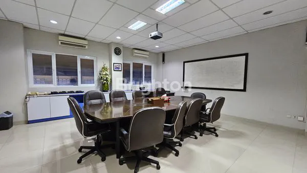 image DIJUAL GEDUNG EX SHOWROOM DAN BENGKEL MOBIL DI DEPOK (4)