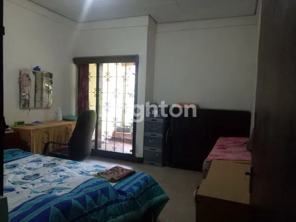 image RUMAH 2 LANTAI DI DALAM PERUMAHAN DENGAN LINGKUNGAN YANG TENANG ( JALAN SITUSARI - SAYAP BUAH BATU BANDUNG) NAMUN DEKAT DENGAN AREA RAMAI (PENDIDIKAN, PERKANTORAN, BANK DAN NIAGA). COCOK UTK TEMPAT TINGGAL ATAU RUANG USAHA. (2)