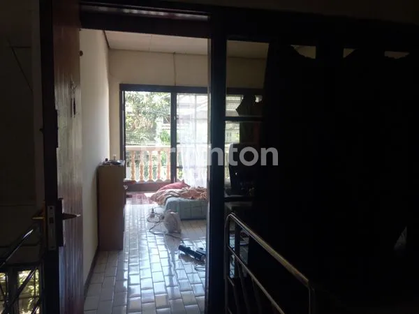 image RUMAH 2 LANTAI DI DALAM PERUMAHAN DENGAN LINGKUNGAN YANG TENANG ( JALAN SITUSARI - SAYAP BUAH BATU BANDUNG) NAMUN DEKAT DENGAN AREA RAMAI (PENDIDIKAN, PERKANTORAN, BANK DAN NIAGA). COCOK UTK TEMPAT TINGGAL ATAU RUANG USAHA. (3)